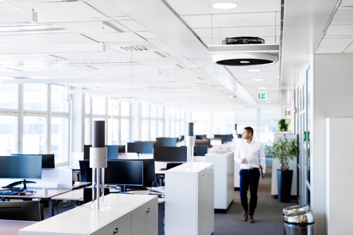 Oczyszczacz powietrza LightAir Cell Flow w biurze