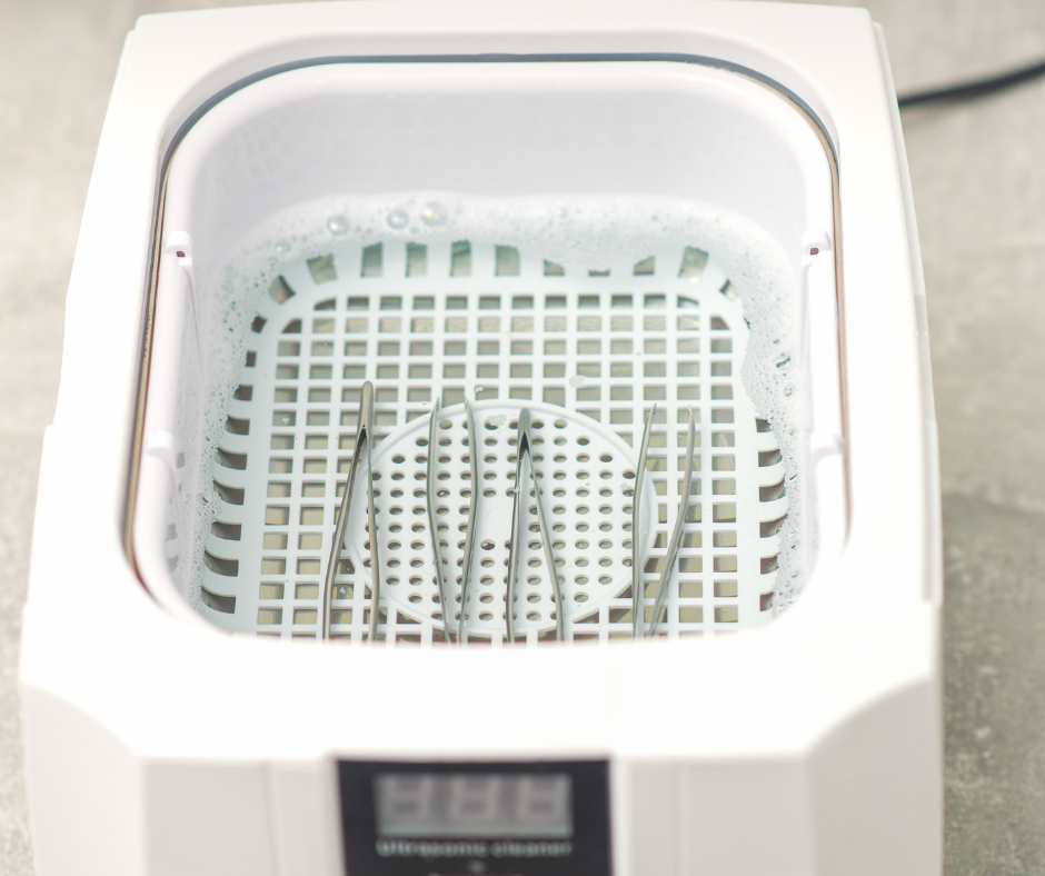 Narzędzia chirurgiczne w roztworze w myjni ultradźwiękowej