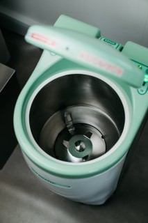 Macerator do naczyn z pulpy otwarty i widok z gory